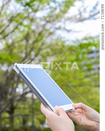 一個女人與一台平板電腦 一個女人與一台平板電腦 7138699