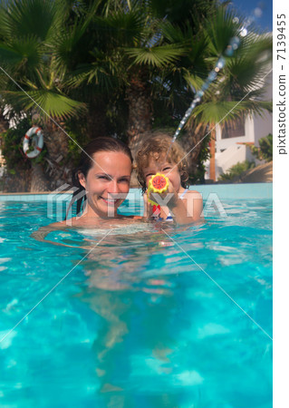 Mother and child in swimming pool 7139455