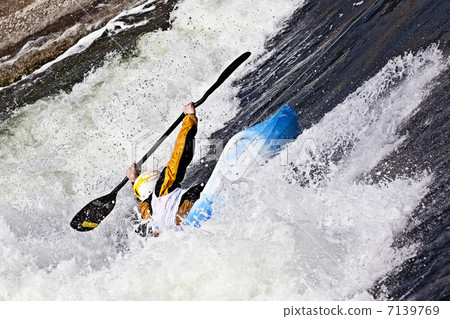 kayaking 7139769
