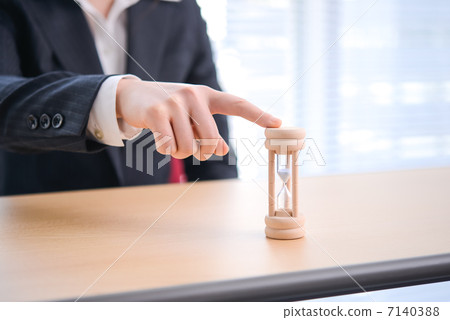 Points to an hourglass Points to an hourglass 7140388