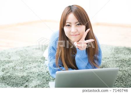 使用計算機的婦女 7140746