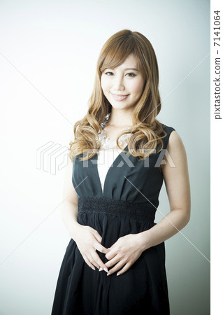 一個穿黑色連衣裙的女人 一個穿黑色連衣裙的女人 7141064