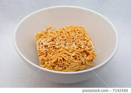 Bowl and instant noodles 7142480
