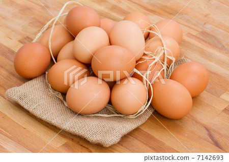 pile of raw eggs 7142693