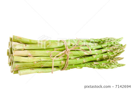 pack of green asparagus sprouts 7142694