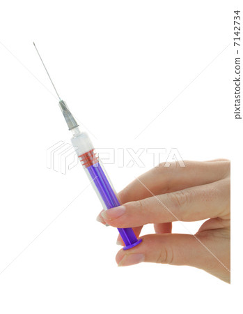 hand holding syringe 7142734