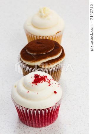 row of cupcakes 7142736