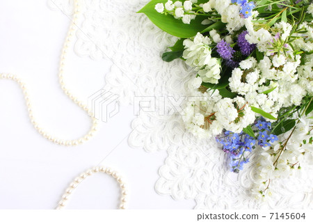 Bouquet and Pearl Necklace 7145604