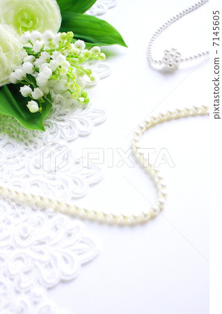 Pretty bouquet and pearl necklace 7145605