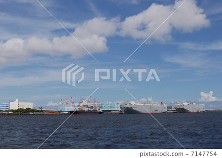 Yokohama port cargo ship and sky view 7147754