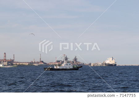 View of Tokyo Bay tugboat and steelworks 7147755