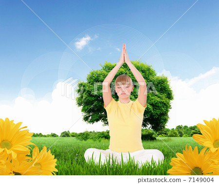 Portrait of a young woman meditating on nature Portrait of a young woman meditating on nature 7149004