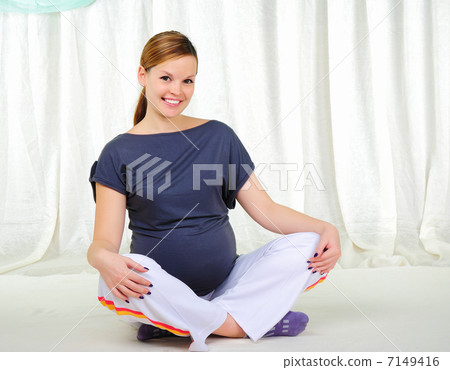 Portrait of a young pregnant girl Portrait of a young pregnant girl 7149416