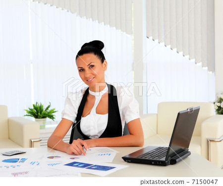 young business woman in the office 7150047