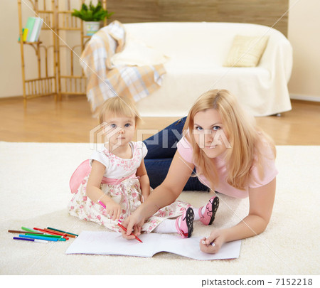 mother with her little daughter at home 7152218
