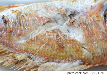 Salt-grilled sea bream 7154196
