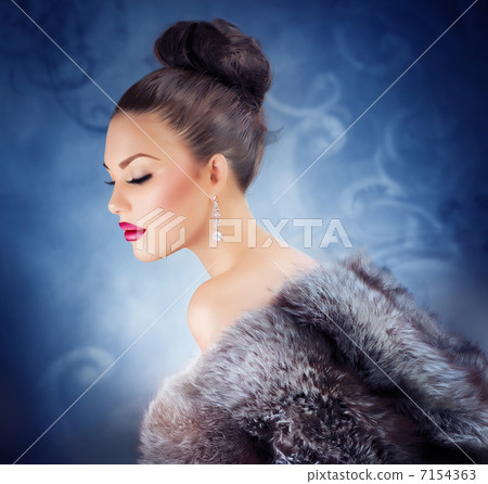 Winter Girl in Luxury Fur Coat. Fashion Fur. Jewelry 7154363