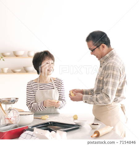 Senior couple making bread 7154846