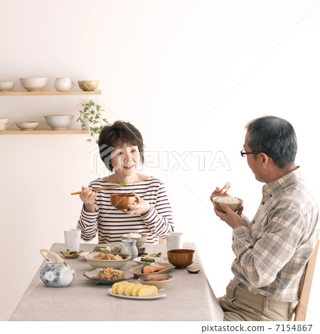 Senior couple who eats breakfast 7154867