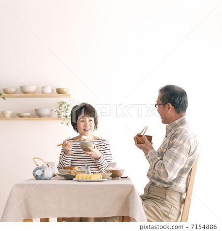 Senior couple who eats breakfast 7154886