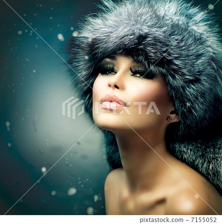 Winter Christmas Woman Portrait. Beautiful Girl in Fur Hat 7155052