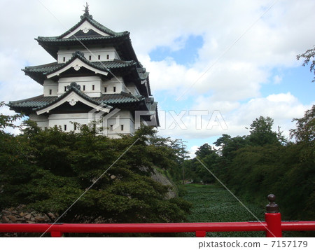 弘前城堡和藍天 7157179