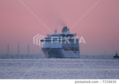 The world's largest luxury liner 7158630