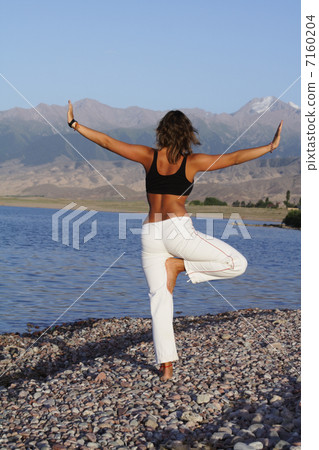 beauty girl in yoga pose on  beach 7160204