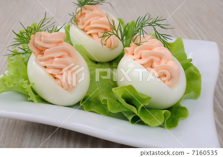 Eggs stuffed with salmon pate 7160535