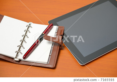 住在iPad和筆記本電腦上。 7165593