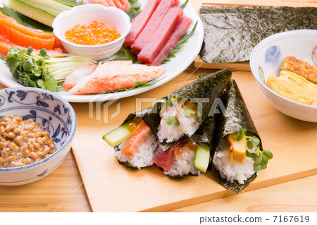 Hand rolled sushi 7167619