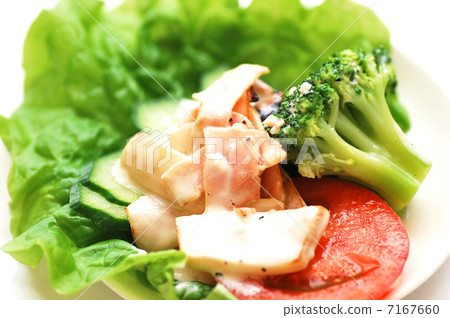 Green-yellow vegetable salad 7167660