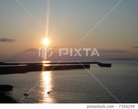 Setting sun. Setting sun. 7168294