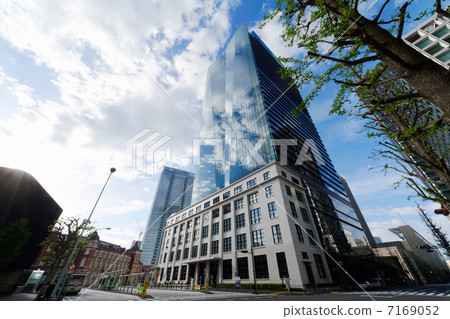 JP Tower · Kitty in front of the Tokyo Station Marunouchi Station south exit and a blue sky 7169052