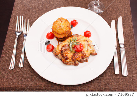 meat with potato pancakes 7169557