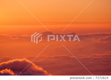 雲彩被早晨的陽光染成彩色 7172624