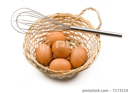 Fresh eggs in a woven basket Fresh eggs in a woven basket 7173319