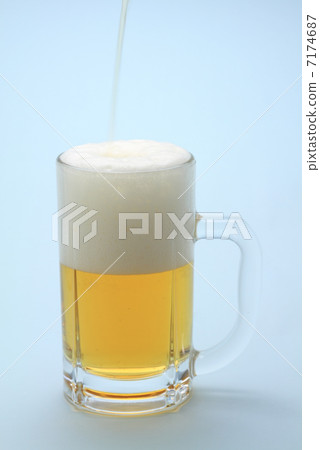 Beer poured into a mug 7174687