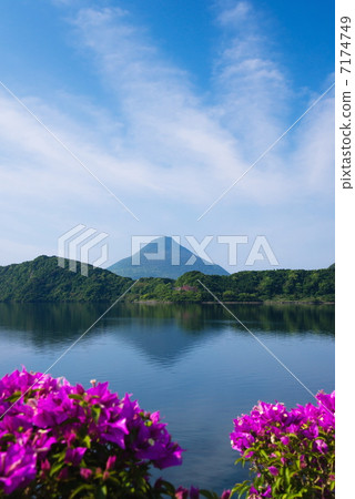 Spring lakes on Ikeda and Mt. Kaidomi Spring lakes on Ikeda and Mt. Kaidomi 7174749