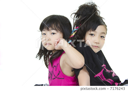 A girl dancing a dance 7176243