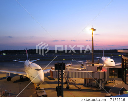 成田機場在晚上 7176516