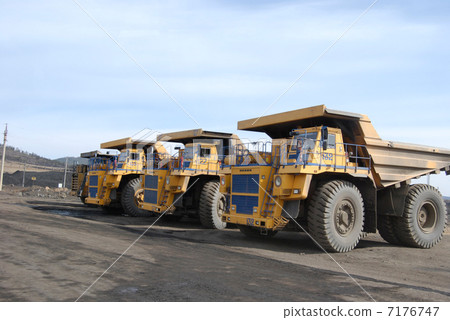 giant trucks for coal transportation 7176747
