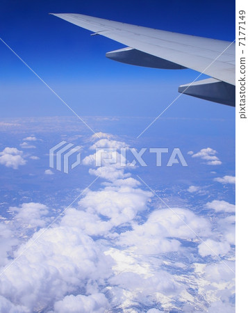 清新的天空和翅膀 7177149