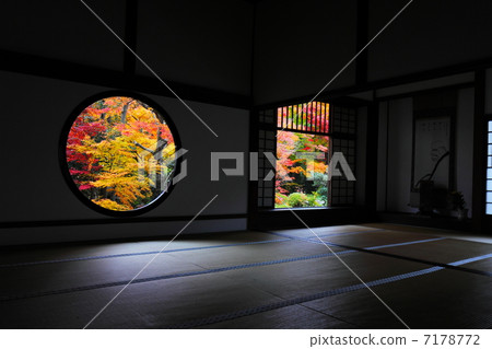 Genkoan enlightenment and autumn leaves from the window of hesitation 7178772