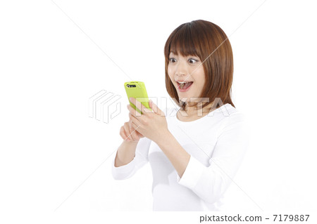 智能手機和一位年輕女士 7179887