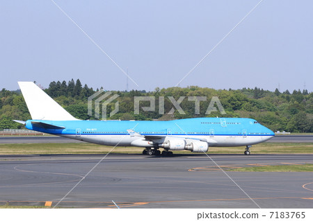 An airliner that landed at Narita Airport 7183765