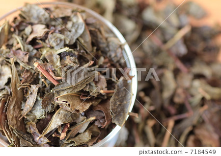 玻璃杯中的有機烤茶葉 玻璃杯中的有機烤茶葉 7184549
