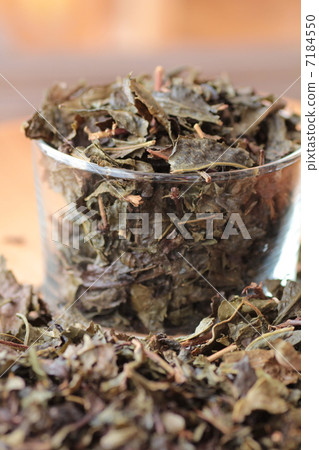 玻璃杯中的有機烤茶葉 7184550