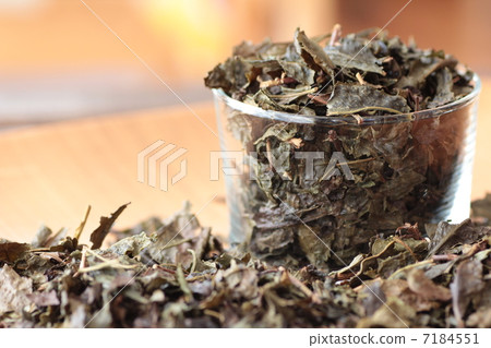 玻璃杯中的有機烤茶葉 7184551
