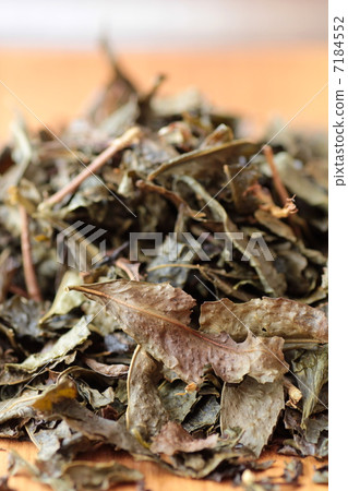 Organic roasted tea leaves 7184552